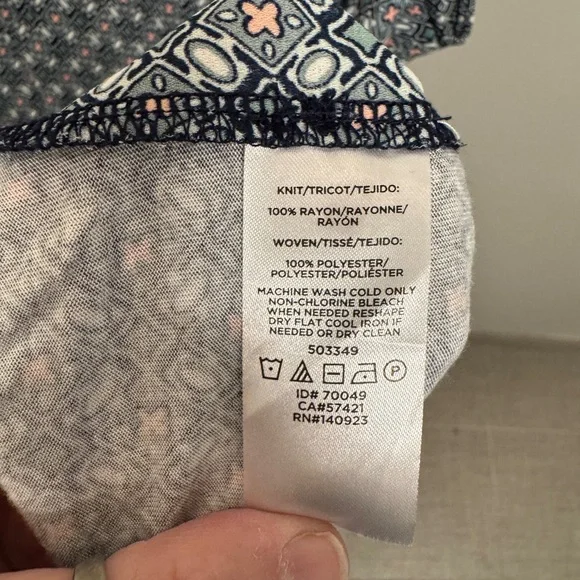 LOFT Mixed Media Tie-Neck Shell V-Neck Blouse Geometric Print Size Large - Picture 10 of 11